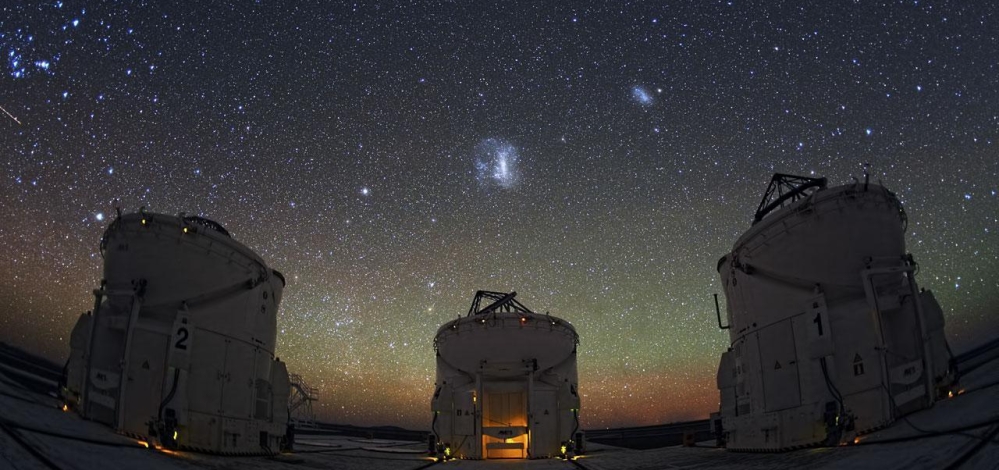 cosmosportal nachtelijke sterrenhemel boven observatorium telescoop