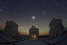 cosmosportal nachtelijke sterrenhemel boven observatorium telescoop