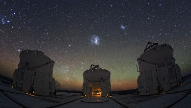 cosmosportal nachtelijke sterrenhemel boven observatorium telescoop